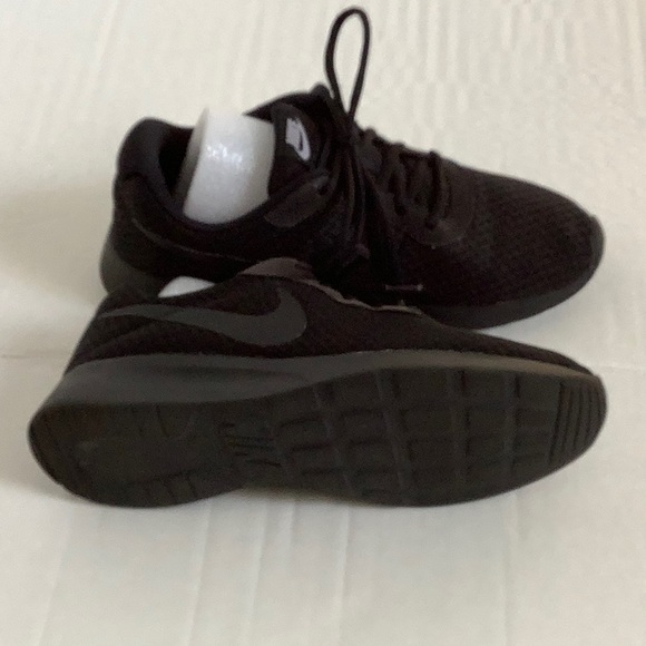 Nike Women’s Tanjun Sneaker Running Shoes Black/ black US: 7 - Picture 6 of 6